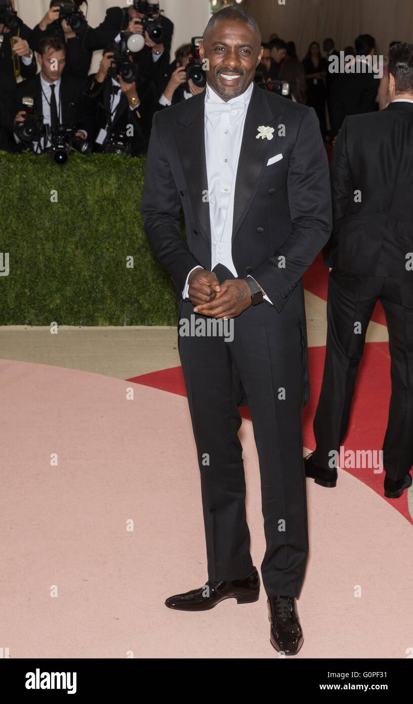 New York, USA. 2 mai, 2016. L'acteur Idris Elba assiste à la Manus x Machina Mode dans l'ère de la technologie Costume Institute Gala au Metropolitan Museum of Art Crédit : Ovidiu Hrubaru/Alamy Live News Banque D'Images