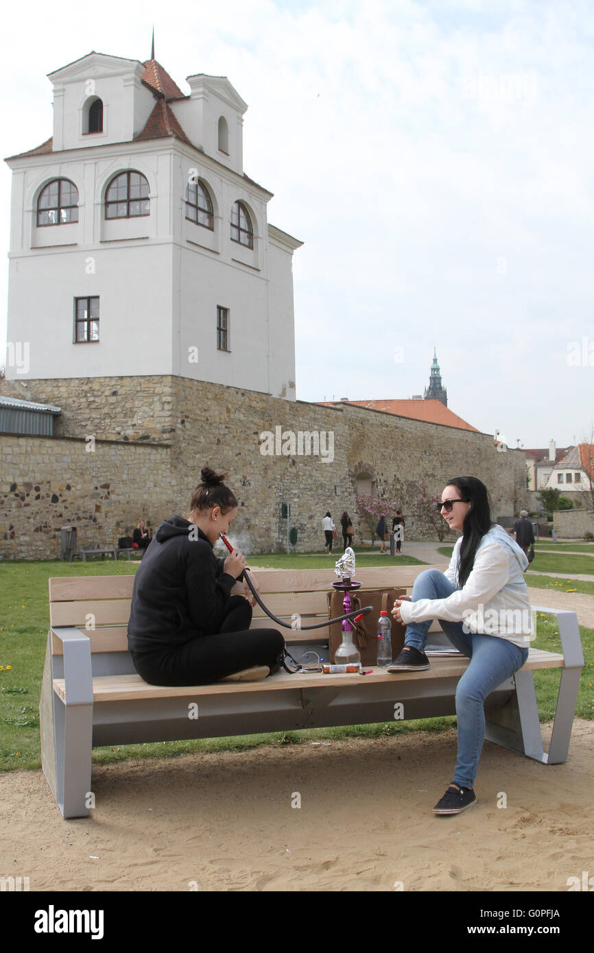 Litomerice, République tchèque. 06Th Mai, 2016. CapaSitty (smart) répond à la nécessité croissante d'être en ligne et charger des appareils intelligents partout. Ces dispositifs sont déchargés beaucoup plus rapidement que les téléphones classiques. CapaSitty fournit des accès sans fil à internet et permet de recharger les appareils mobiles via le port USB ou câble-libre l'induction. En même temps, il surveille la qualité de l'air. Toutes ses fonctions sont alimentées par l'énergie solaire uniquement dans Litomerice, République tchèque, le 3 mai 2016. © Ondrej Hajek/CTK Photo/Alamy Live News Banque D'Images