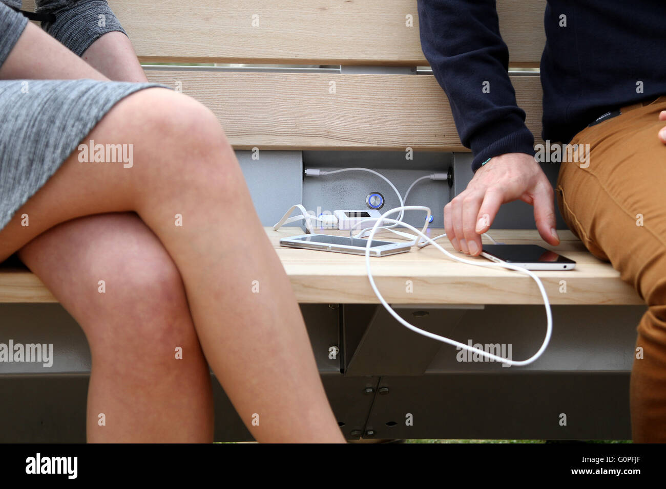 Litomerice, République tchèque. 06Th Mai, 2016. CapaSitty (smart) répond à la nécessité croissante d'être en ligne et charger des appareils intelligents partout. Ces dispositifs sont déchargés beaucoup plus rapidement que les téléphones classiques. CapaSitty fournit des accès sans fil à internet et permet de recharger les appareils mobiles via le port USB ou câble-libre l'induction. En même temps, il surveille la qualité de l'air. Toutes ses fonctions sont alimentées par l'énergie solaire uniquement dans Litomerice, République tchèque, le 3 mai 2016. © Ondrej Hajek/CTK Photo/Alamy Live News Banque D'Images