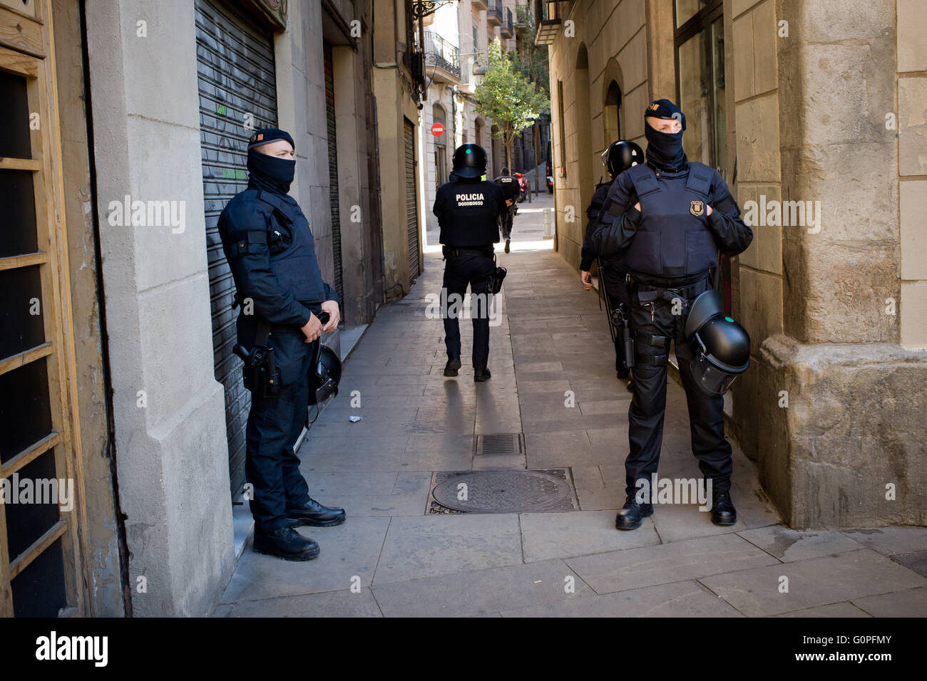 Barcelone, Catalogne, Espagne. 3 mai, 2016. Les agents de police antiémeute montent la garde dans les rues de Barcelone au cours d'une expulsion de squat. La police anti-émeute de la Mossos d'Esquadra (police catalane) ont expulsé l'édifice de la Borsi ou La Llotja à Barcelone, dans le centre-ville. Le bâtiment était occupé par les manifestants dernier Premier Mai et fait semblant d'être un refuge pour les immigrants et les réfugiés. © Jordi Boixareu/ZUMA/Alamy Fil Live News Banque D'Images