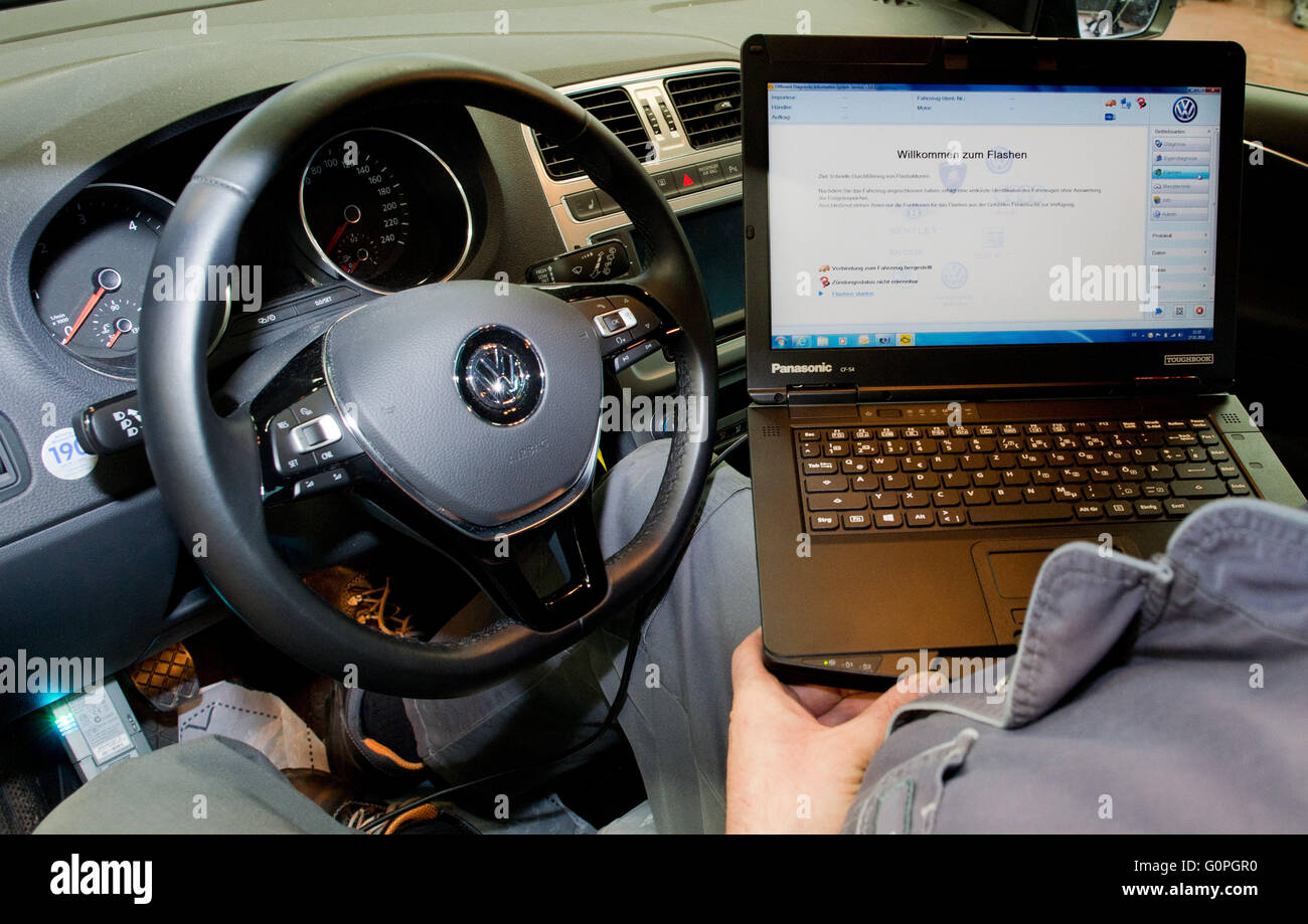 ILLUSTRATION - un mécanicien de voiture présente comment installer une mise à jour du logiciel sur une voiture Volkswagen à l'aide d'un ordinateur de diagnostic et d'un adaptateur, Hanovre, Allemagne, 27 janvier 2016. Le système peut être utilisé pour les mises à jour logicielles pour le Volkswagen Voitures touchées par le call-back Diesel ainsi. PHOTO : JULIAN STRATENSCHULTE/dpa Banque D'Images
