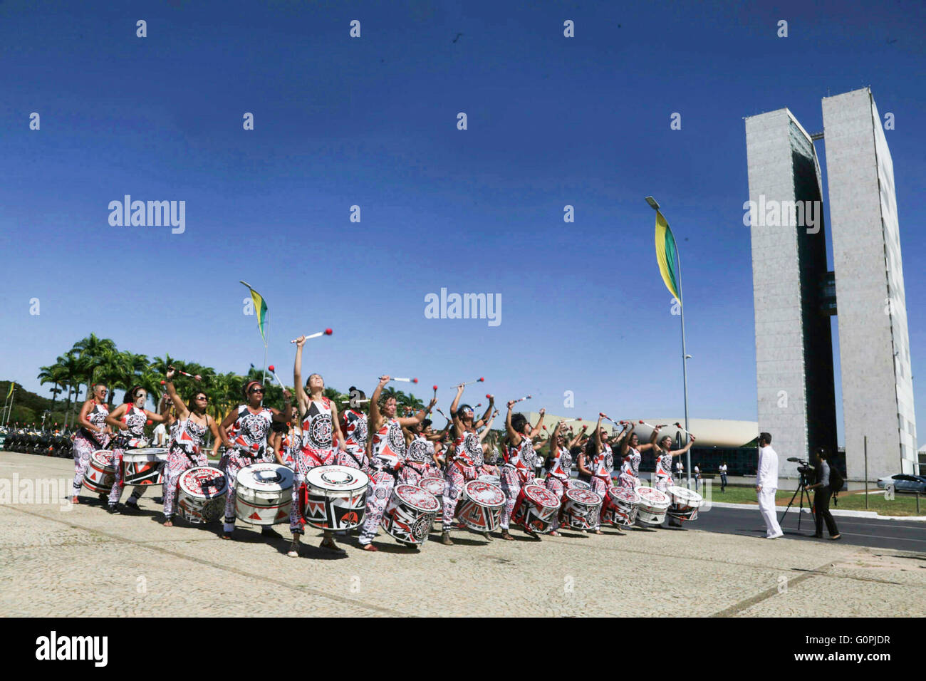 Brasilia, Brésil. 3 mai, 2016. L'arrivée de la flamme olympique à Brasilia : un groupe de tambours, composé de femmes, accompagné la flamme olympique à la place des trois pouvoirs, l'emballage des cadeaux. Le flambeau a quitté le Palais du Planalto, autour de 10h00 le mardi (3), à Brasilia. La route a commencé à traverser l'esplanade des ministères et les chefs de l'JK Bridge, qui vont aller à la jetée d'un itinéraire à faire en bateau. Au total, 118 km parcourus dans la capitale. Credit : Fotoarena/Alamy Live News Banque D'Images