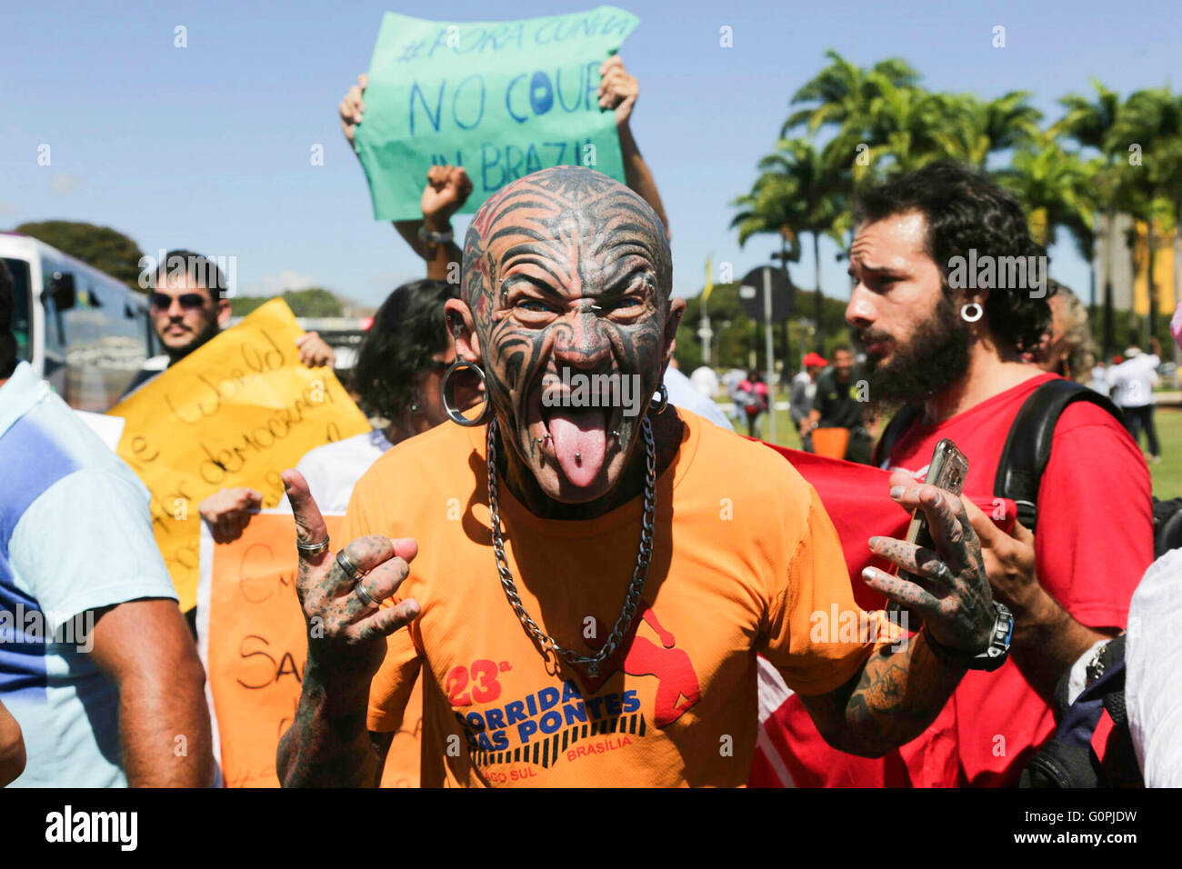 Brasilia, Brésil. 3 mai, 2016. L'arrivée de la flamme olympique à Brasilia : La Flamme Olympique a quitté le palais présidentiel, autour de 10h00 le mardi (3), à Brasilia. La route a commencé à traverser l'esplanade des ministères et les chefs de l'JK Bridge, qui vont aller à la jetée d'un itinéraire à faire en bateau. Au total, 118 km parcourus dans la capitale. Credit : Fotoarena/Alamy Live News Banque D'Images