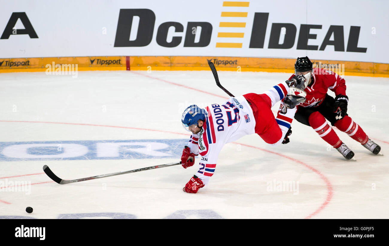 Prague, République tchèque. 3 mai, 2016. Milan Doudera (CZE), à gauche, et Taylor Hall (CAN) en action pendant le match amical contre la République tchèque Le Canada à Prague, en République tchèque, le mardi 3 mai 2016. Credit : Michal Kamaryt/CTK Photo/Alamy Live News Banque D'Images