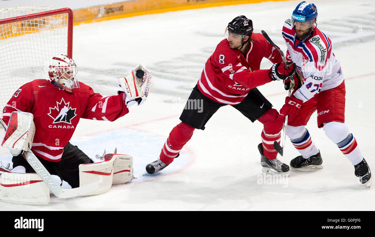 Prague, République tchèque. 3 mai, 2016. Gardien Cam Talbot, de gauche, et Chris Tanev (CAN) et Michal Jordan (CZE) en action pendant le match amical contre la République tchèque Le Canada à Prague, en République tchèque, le mardi 3 mai 2016. Credit : Michal Kamaryt/CTK Photo/Alamy Live News Banque D'Images