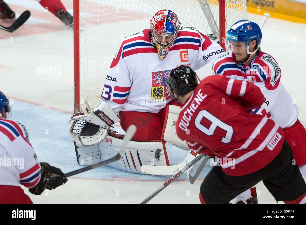 Prague, République tchèque. 3 mai, 2016. Matt Duchene (CAN), de l'avant, et Tomas Kundratek et gardien de Pavel Francouz (CZE) en action pendant le match amical contre la République tchèque Le Canada à Prague, en République tchèque, le mardi 3 mai 2016. Credit : Michal Kamaryt/CTK Photo/Alamy Live News Banque D'Images