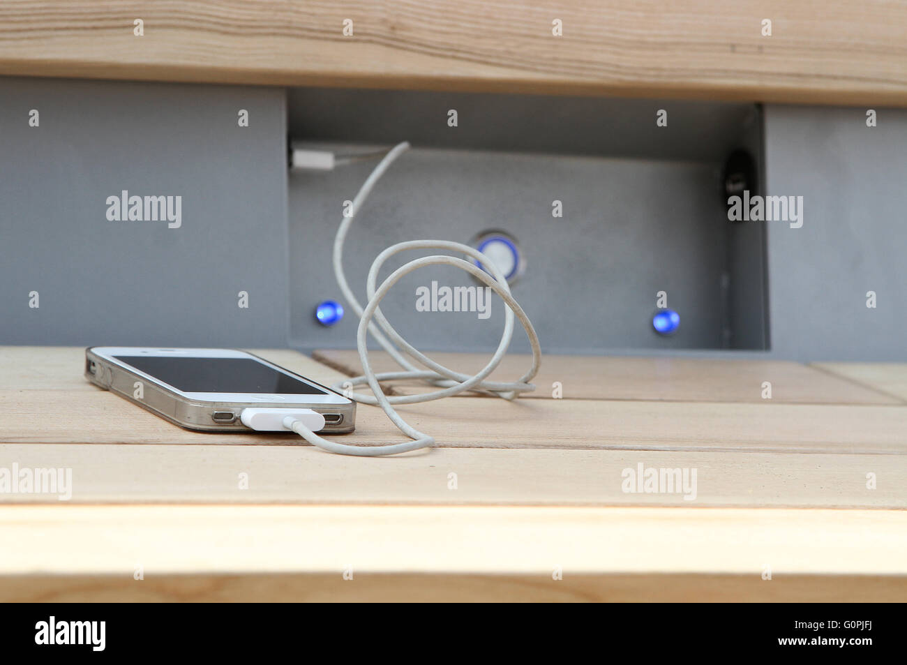 Litomerice, République tchèque. 06Th Mai, 2016. CapaSitty (smart) répond à la nécessité croissante d'être en ligne et charger des appareils intelligents partout. Ces dispositifs sont déchargés beaucoup plus rapidement que les téléphones classiques. CapaSitty fournit des accès sans fil à internet et permet de recharger les appareils mobiles via le port USB ou câble-libre l'induction. En même temps, il surveille la qualité de l'air. Toutes ses fonctions sont alimentées par l'énergie solaire uniquement dans Litomerice, République tchèque, le 3 mai 2016. © Ondrej Hajek/CTK Photo/Alamy Live News Banque D'Images