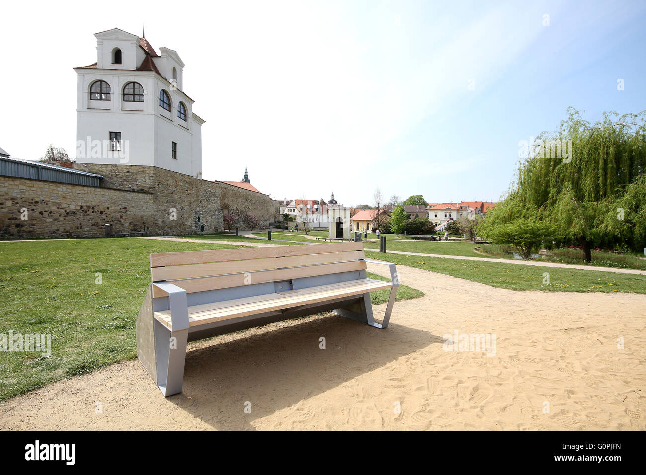 Litomerice, République tchèque. 06Th Mai, 2016. CapaSitty (smart) répond à la nécessité croissante d'être en ligne et charger des appareils intelligents partout. Ces dispositifs sont déchargés beaucoup plus rapidement que les téléphones classiques. CapaSitty fournit des accès sans fil à internet et permet de recharger les appareils mobiles via le port USB ou câble-libre l'induction. En même temps, il surveille la qualité de l'air. Toutes ses fonctions sont alimentées par l'énergie solaire uniquement dans Litomerice, République tchèque, le 3 mai 2016. © Ondrej Hajek/CTK Photo/Alamy Live News Banque D'Images