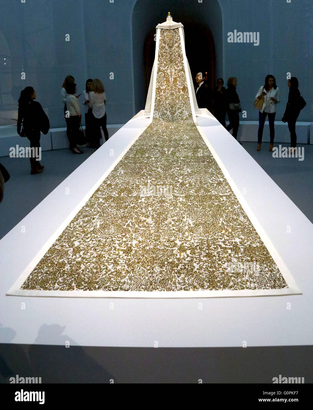 2 mai 2016 - New York, New York, États-Unis - la vue arrière d'un ensemble de mariage conçu par Karl Lagerfeld pour la maison Chanel, automne/hiver 2014Ã15, vu à la presse d'aperçu pour le Costume Institute's nouvelle exposition 'Manus x Machina : La mode à l'ère de la technologie" qui a eu lieu au Metropolitan Museum of Art (crédit Image : © Kaszerman ZUMA Nancy via le fil) Banque D'Images