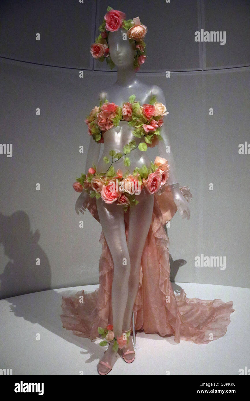 New York, New York, USA. 2 mai, 2016. Vue d'un mariage robe ensemble d'Yves Saint Laurent, vu à la presse d'aperçu pour le Costume Institute's nouvelle exposition 'Manus x Machina : La mode à l'ère de la technologie" qui a eu lieu au Metropolitan Museum of Art © Nancy/Kaszerman ZUMA Wire/Alamy Live News Banque D'Images