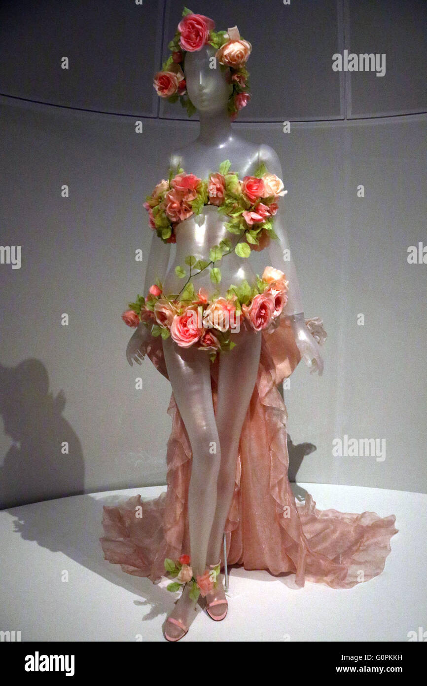 New York, New York, USA. 2 mai, 2016. Vue d'un mariage robe ensemble d'Yves Saint Laurent, vu à la presse d'aperçu pour le Costume Institute's nouvelle exposition 'Manus x Machina : La mode à l'ère de la technologie" qui a eu lieu au Metropolitan Museum of Art © Nancy/Kaszerman ZUMA Wire/Alamy Live News Banque D'Images