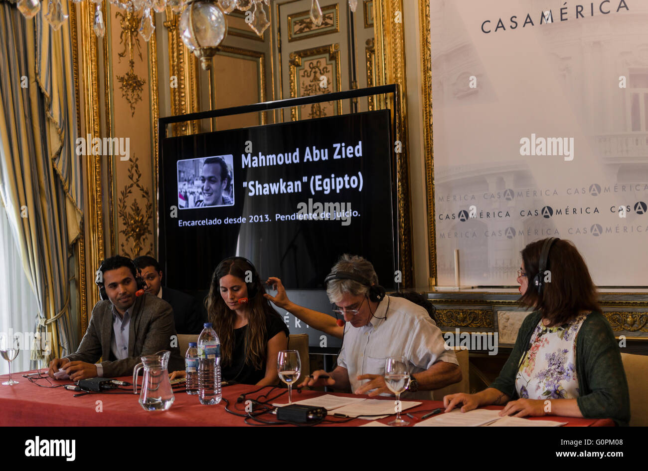 Madrid, Espagne, 3e mai 2016. Casamérica. La journaliste Mme Nuria Tesón et l'avocat de M. Karim Abdelrady dans une conférence à la Journée mondiale de la liberté de presse organisée par Reporters sans frontières. Credit : Enrique Davó/Alamy Live News Banque D'Images