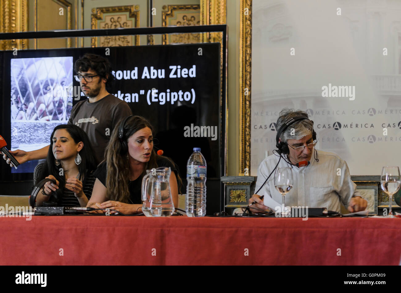 Madrid, Espagne, 3e mai 2016. Casamérica. La journaliste Mme Nuria Tesón, Mme Natalia Sancha et M. Fran Sevilla dans une conférence à la Journée mondiale de la liberté de presse organisée par Reporters sans frontières. Credit : Enrique Davó/Alamy Live News Banque D'Images