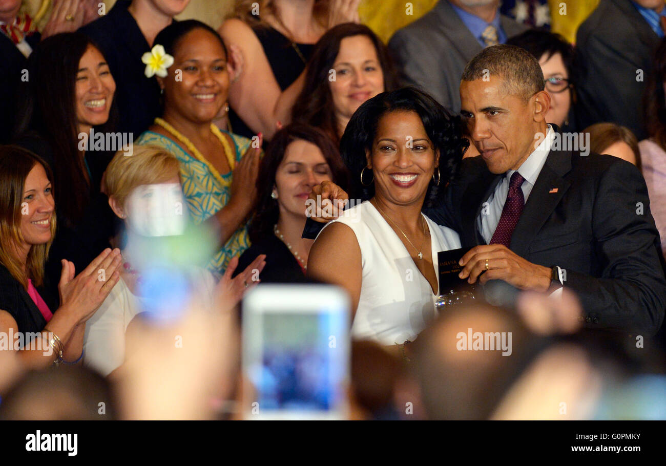 Washington, DC, USA. 3 mai, 2016. Le président américain Barack Obama (R) héberge 2016 Professeur de l'année Jahana Hayes (L) au cours d'une cérémonie dans la East Room de la Maison Blanche à Washington, DC, États-Unis, le 3 mai 2016. Credit : Yin Bogu/Xinhua/Alamy Live News Banque D'Images