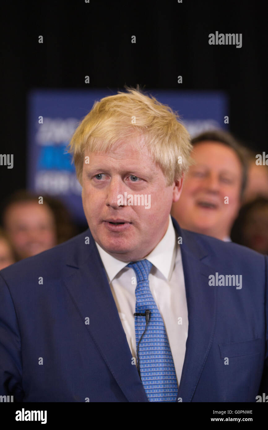 Richmond, Greater London, England, UK 06th mai 2016 Le candidat à la mairie conservateur Zac Goldsmith MP de Richmond Park, avec Boris Johnson MP, l'actuel maire conservateur de Londres, et le premier ministre David Cameron campagne lors d'un rassemblement à l'École grande cour, Richmond Park, Grand Londres, Banque D'Images