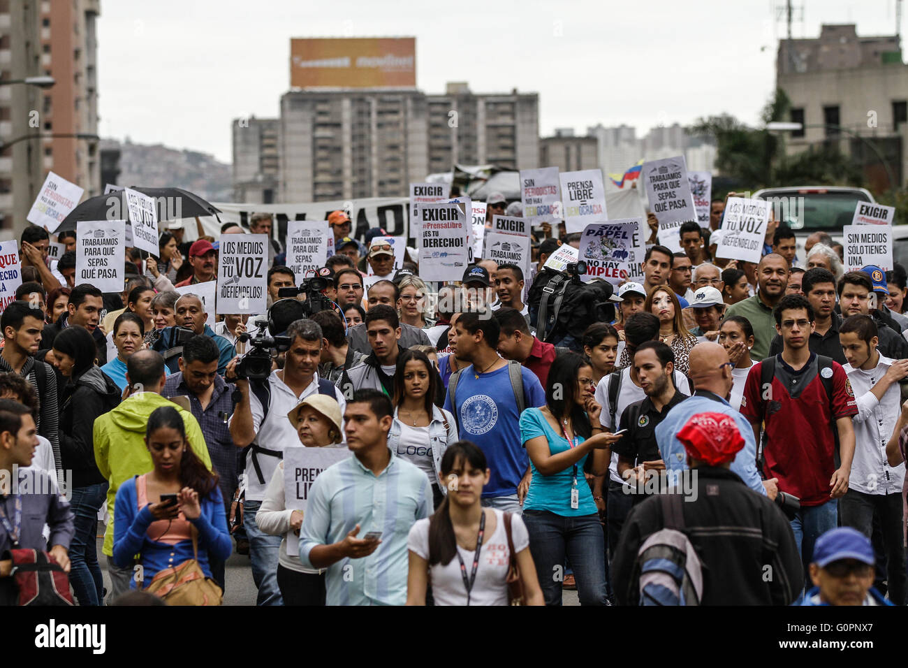 Caracas, Venezuela. 3 mai, 2016. Les gens prennent part à une marche pour la liberté de parole sur la Journée mondiale de la liberté de la presse à Caracas, capitale du Venezuela, le 3 mai 2016. © Boris Vergara/Xinhua/Alamy Live News Banque D'Images