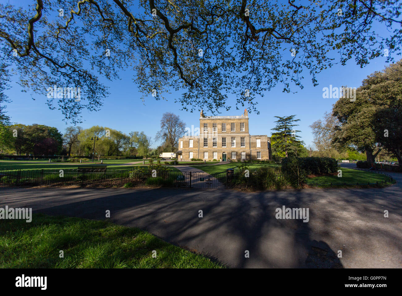 London, UK 4 mai 2016. Belle matinée ensoleillée à Clissold Park, Stoke Newington, Hackney, Londres, Royaume-Uni. Avis de Clissold House, bâtiment classé grade II à Clissold Park. Copyright Carol Moir/Alamy Live News Banque D'Images