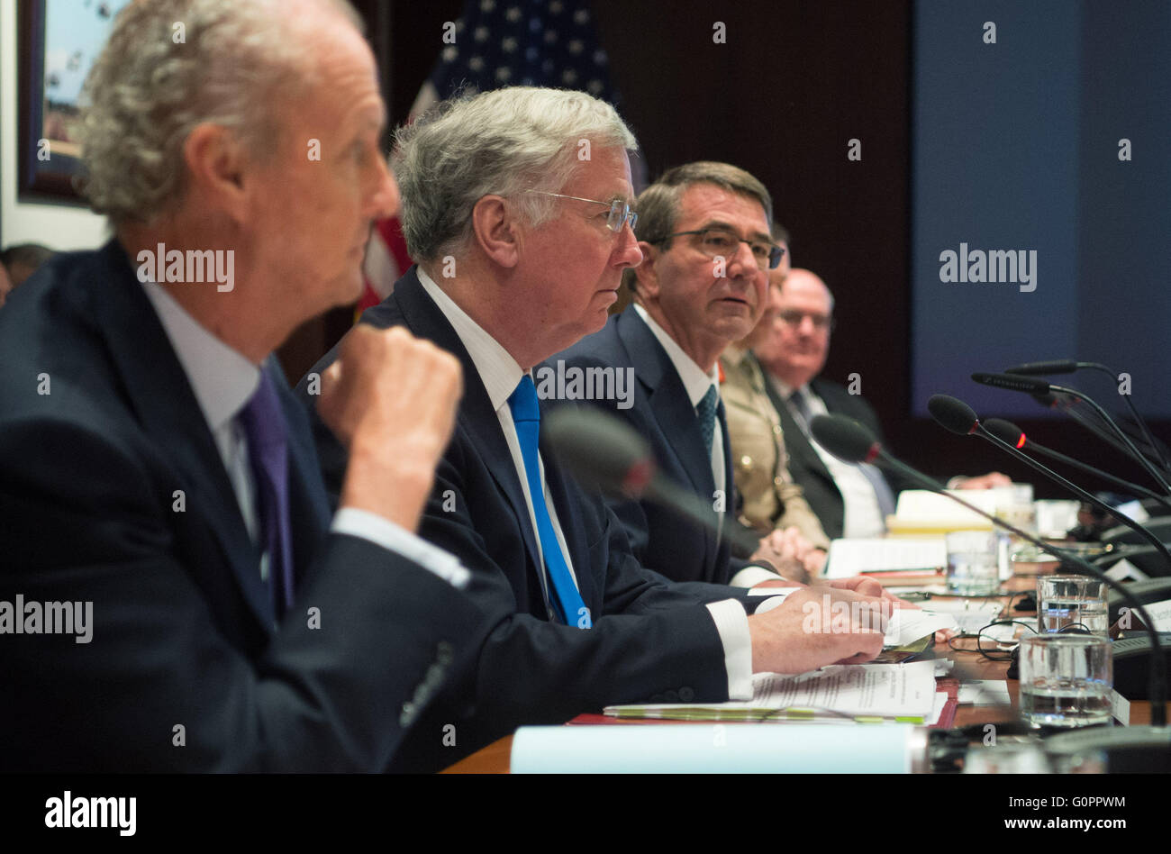 Stuttgart, Allemagne. 04 mai, 2016. Les ministres de la défense Michael Fallon (Grande-Bretagne L-R), Ashton Carter (USA), membre de l'administration à l'US Département américain de la Défense, Elissa Slotkin (caché), le Major-général Doug Chalmers (Grande-Bretagne, CACHÉ) et Ambassadeur de l'Australie à l'Allemagne David James Ritchie s'asseoir à la table de conférence lors de la réunion de l'alliance, Ministre de la défense dans la lutte contre l'organisation terroriste de l'État islamique dans le Patch Barracks à Stuttgart, Allemagne, 04 mai 2016. Photo : MARIJAN MURAT/dpa/Alamy Live News Banque D'Images