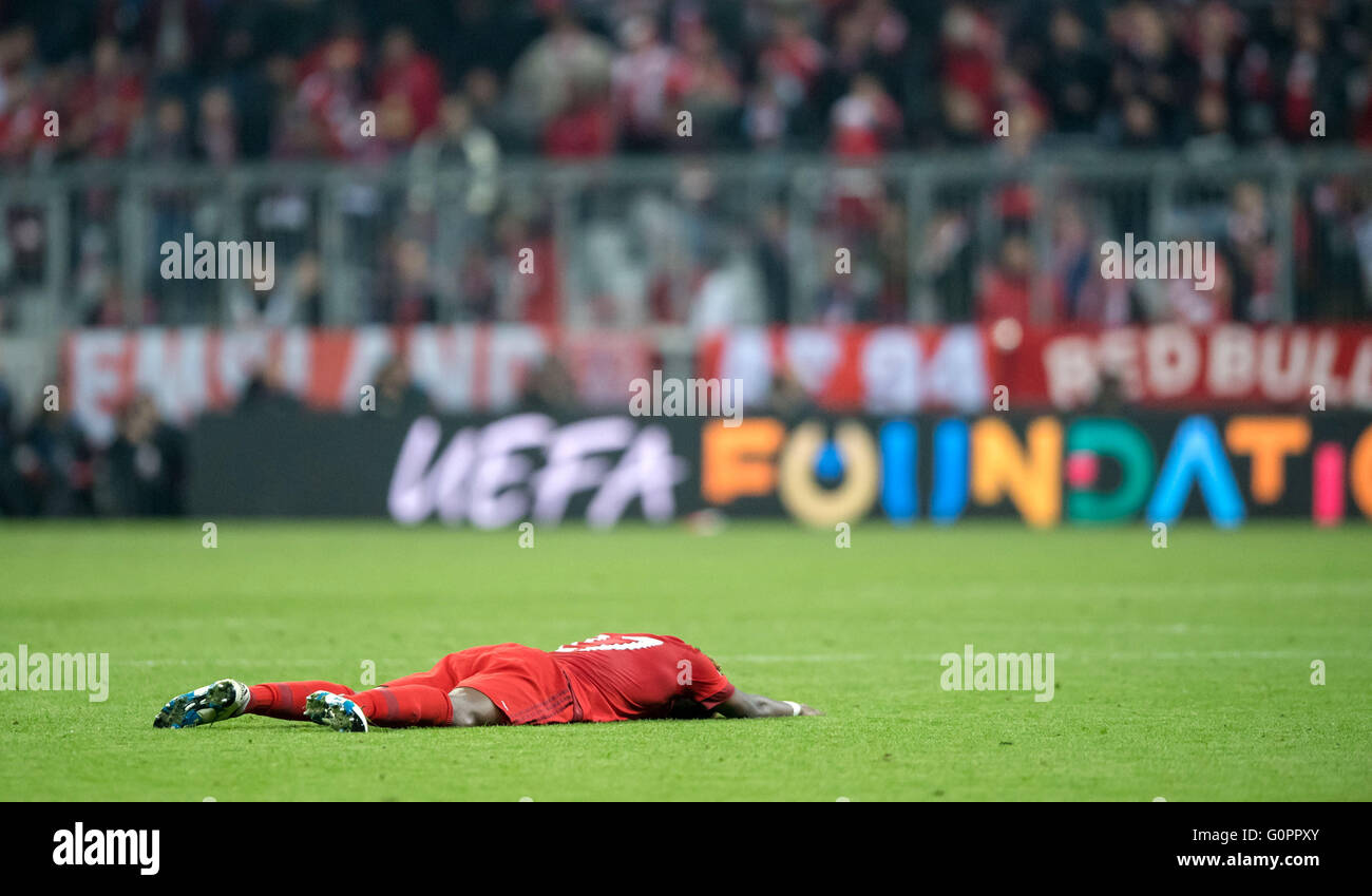 Munich, Allemagne. 3 mai, 2016. Le Bayern de Munich, David Alaba réagit après la demi-finale de la Ligue des Champions match de football FC Bayern Munich vs Atletico Madrid à Munich, Allemagne, le 3 mai 2016. Photo : Thomas Eisenhuth/DPA - PAS DE FIL - SERVICE/dpa/Alamy Live News Banque D'Images