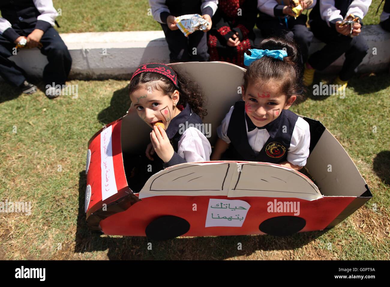 La ville de Gaza, bande de Gaza, territoire palestinien. 4 mai, 2016. Les enfants palestiniens prendre part au cours d'une journée où la police de la circulation ont une présence accrue dans les rues d'élever la conscience de la circulation dans la ville de Gaza le 4 mai 2016 Crédit : Ashraf Amra/APA/Images/fil ZUMA Alamy Live News Banque D'Images