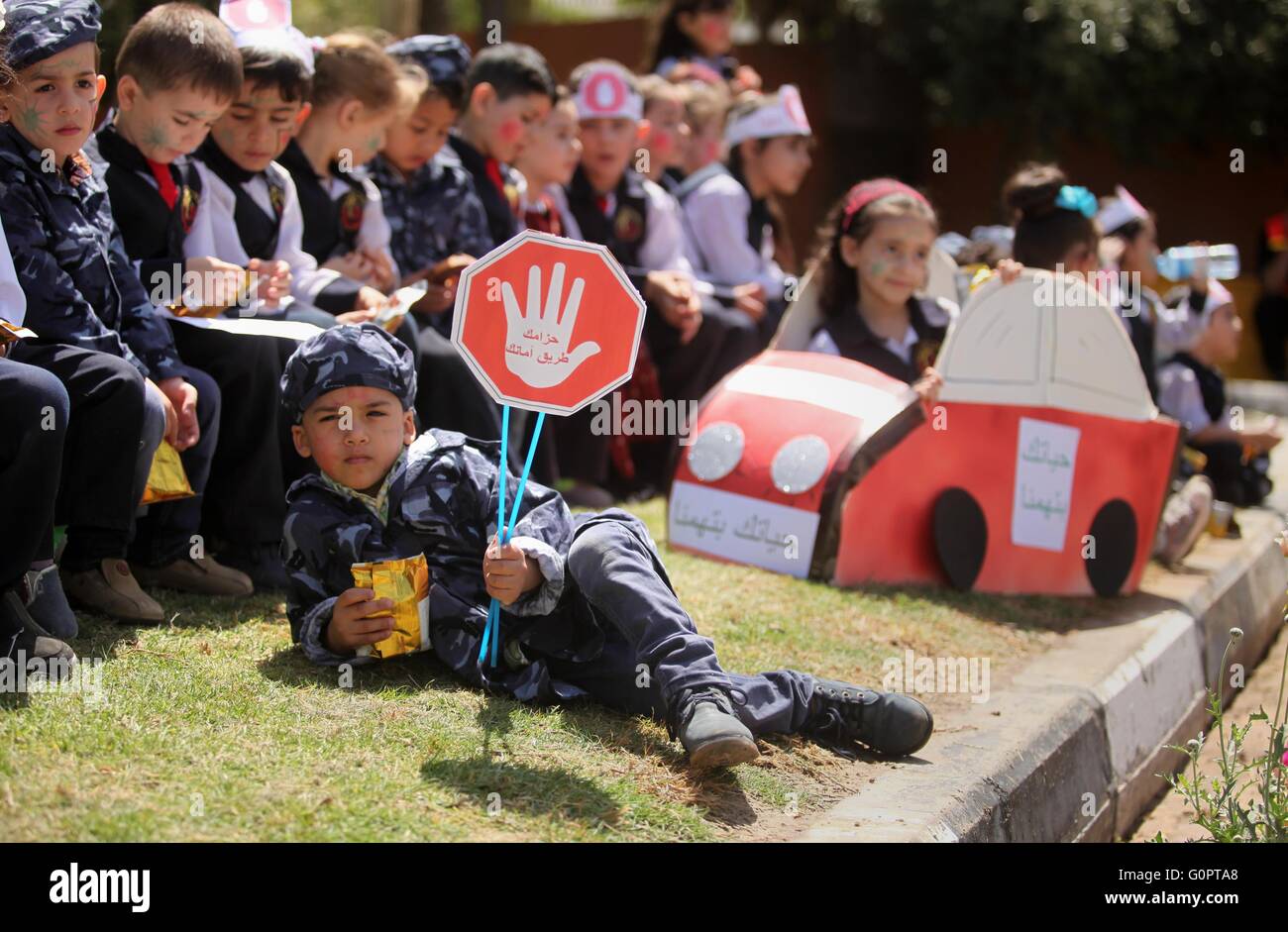 La ville de Gaza, bande de Gaza, territoire palestinien. 4 mai, 2016. Les enfants palestiniens prendre part au cours d'une journée où la police de la circulation ont une présence accrue dans les rues d'élever la conscience de la circulation dans la ville de Gaza le 4 mai 2016 Crédit : Ashraf Amra/APA/Images/fil ZUMA Alamy Live News Banque D'Images