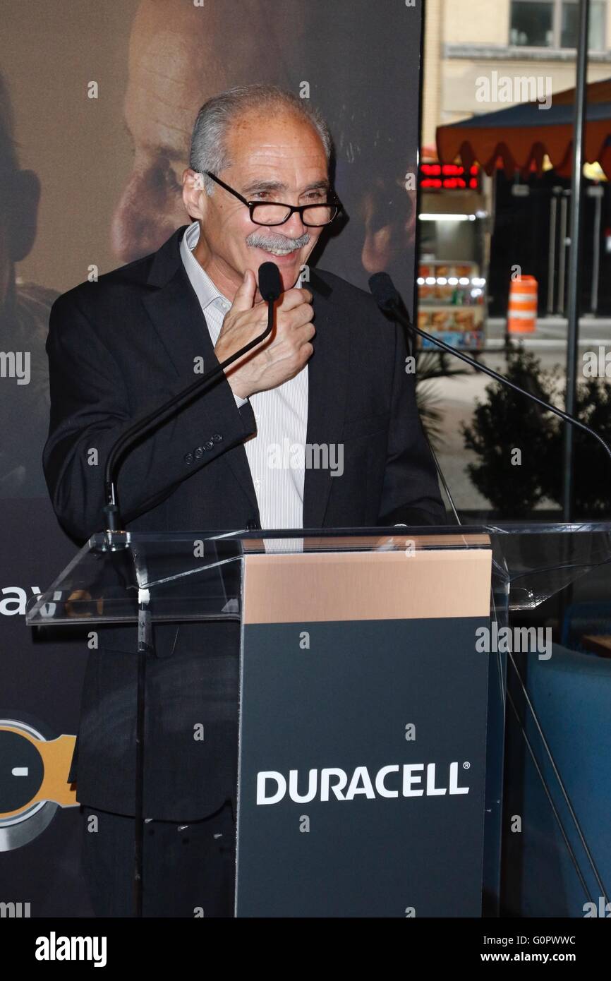 New York, NY, USA. 3 mai, 2016. John à une apparition publique pour Duracell's Restez connecté la perte de l'Ouïe Lancement de la campagne de sensibilisation Lancement, Santina, New York, NY Le 3 mai 2016. © Abel Fermin/Everett Collection/Alamy Live News Banque D'Images