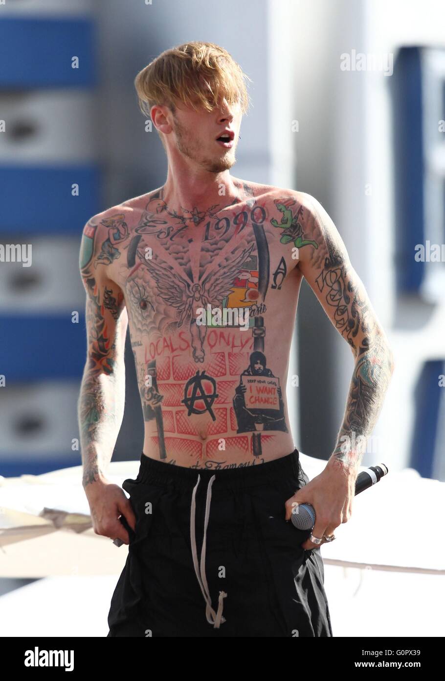 Las Vegas, NV, USA. 1er mai 2016. Machine Gun Kelly au hall des arrivées pour l'HOUSE Party au lancement du beachclub Drai, le Cromwell, Las Vegas, NV 1er mai 2016. © James Atoa/Everett Collection/Alamy Live News Banque D'Images