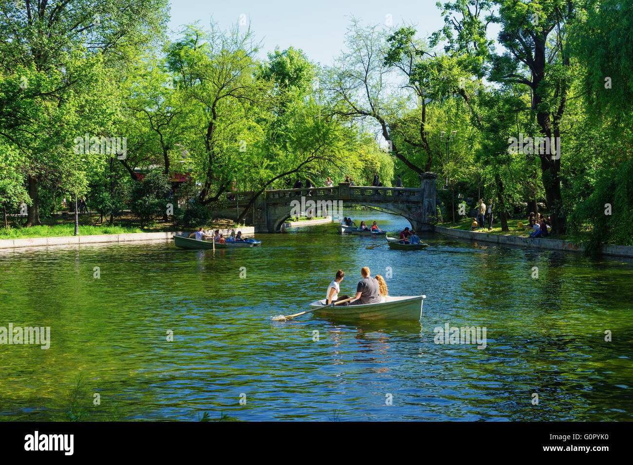 Les gens de l'aviron sur le lac du jardin Cismigiu Park, dans le centre de Bucarest, Roumanie. Banque D'Images