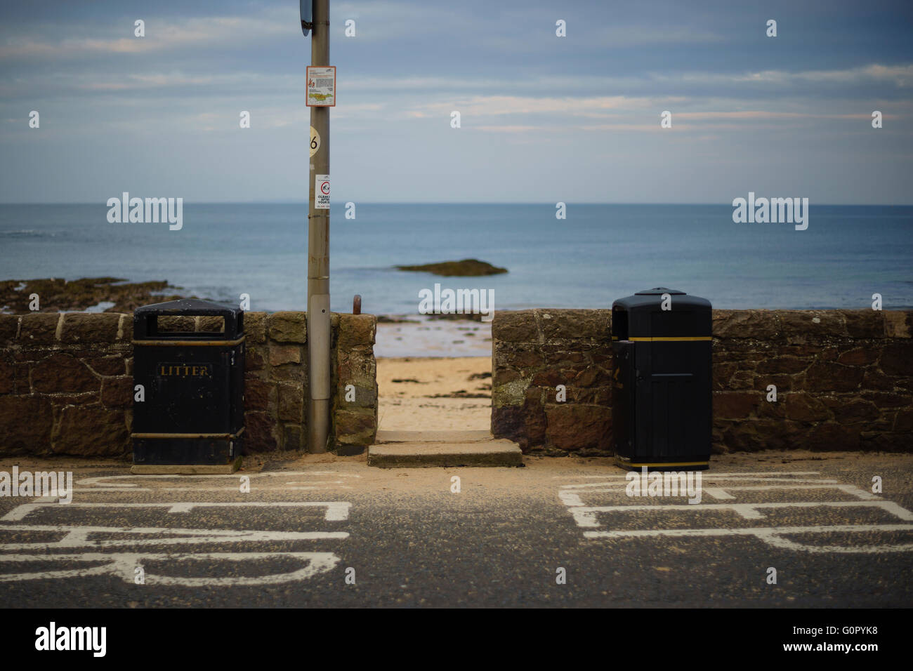 Corbeilles et garder un signe clair sur une route à côté d'une plage. Banque D'Images