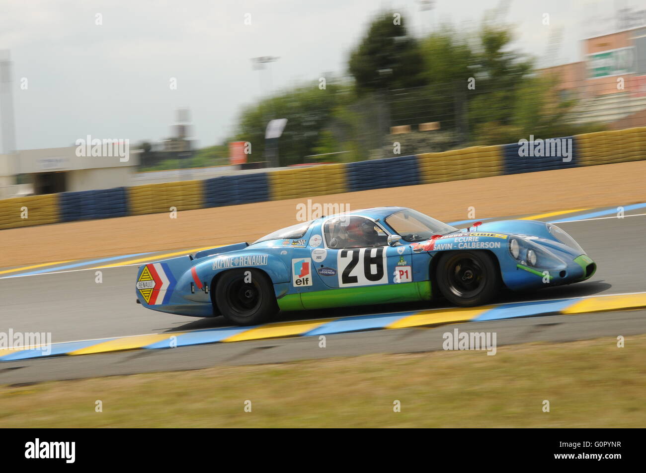 Une Alpine-Renault A 220 sur la piste de Magny Cours, pendant la course de légende, avant les 24 heures du Mans Banque D'Images
