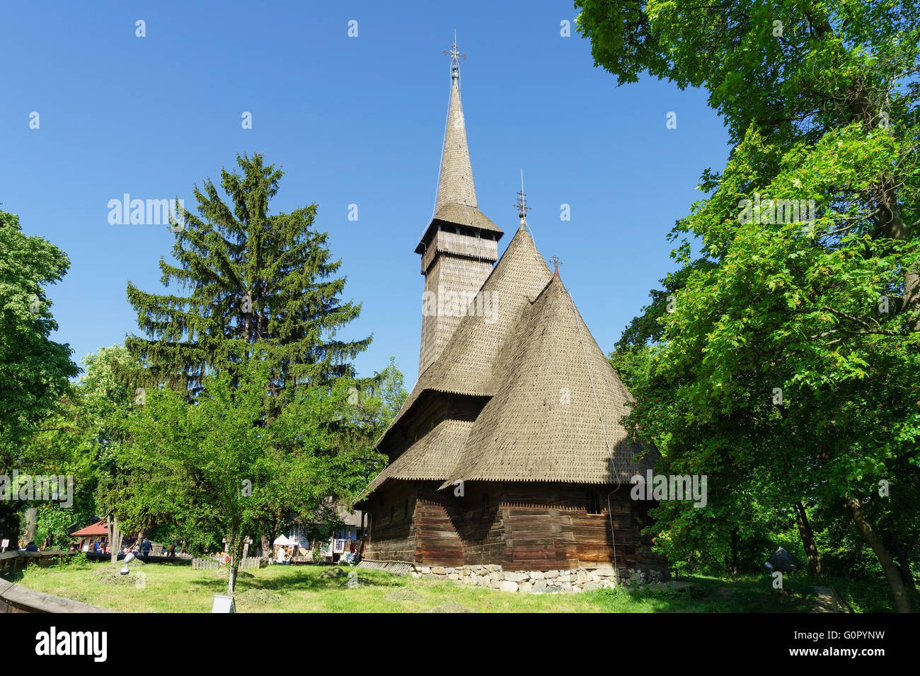 Une église en bois traditionnel au village museum (Muzeul Niseko (Anglais)) à Bucarest, Roumanie. Banque D'Images