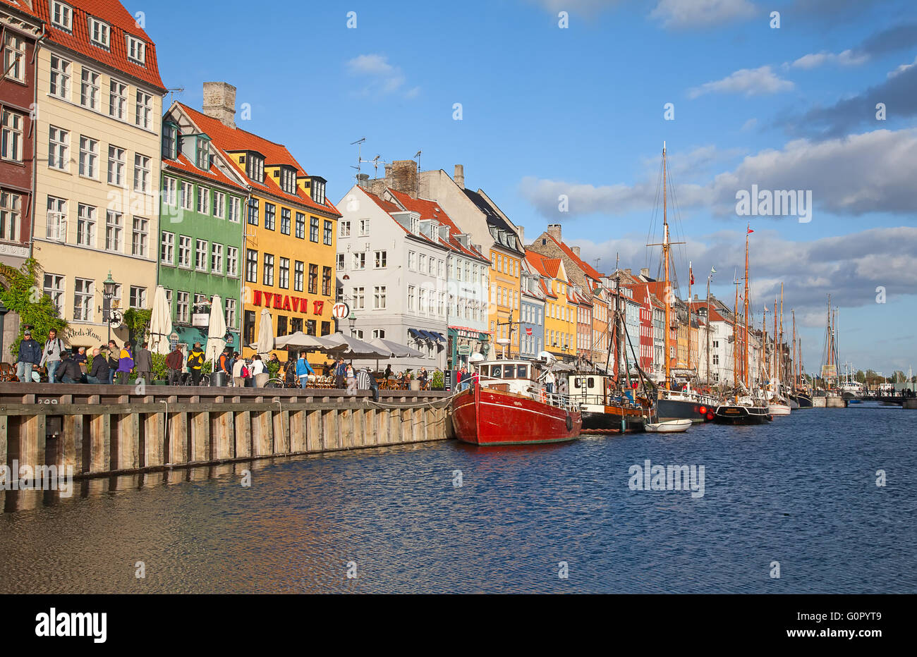 Copenhague, Danemark - 25 août : des personnes non identifiées, profitant du beau temps à ouvrir ses cafés de la célèbre promenade de Nyhavn le Aug Banque D'Images