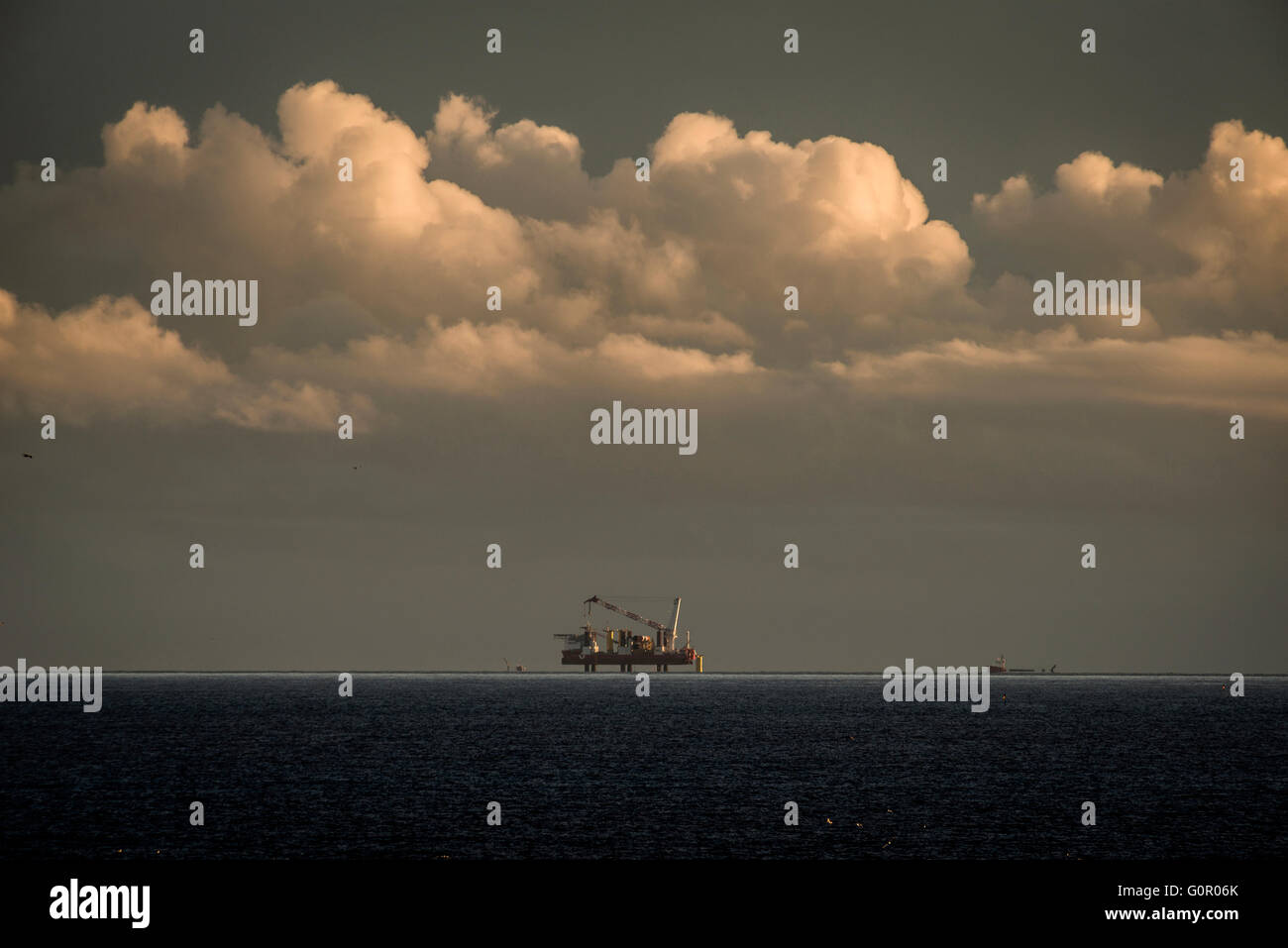 Une plate-forme au large de la côte du Sussex d'installer les bases d'éoliennes du parc éolien offshore Rampion, UK Banque D'Images
