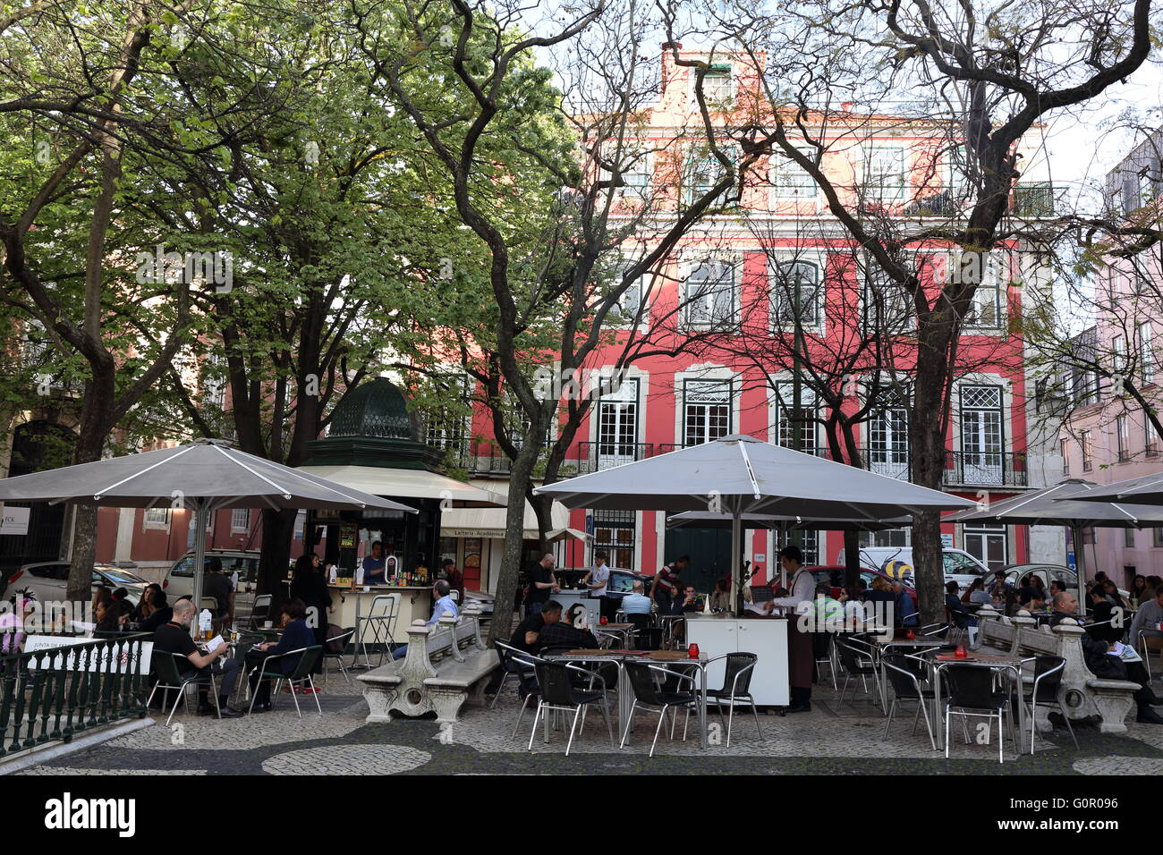 En début de soirée à cafés dans le Largo do Carmo, Lisbonne, Portugal. Belle place bordée d'arbres où se détendre. Banque D'Images