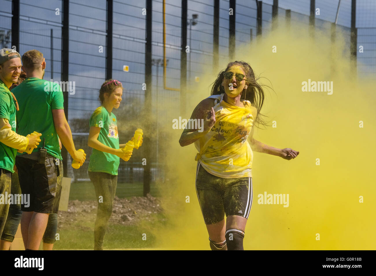 Coureurs prenant part à un organisme de bienfaisance color run à l'Université de Central Lancashire à Preston Banque D'Images