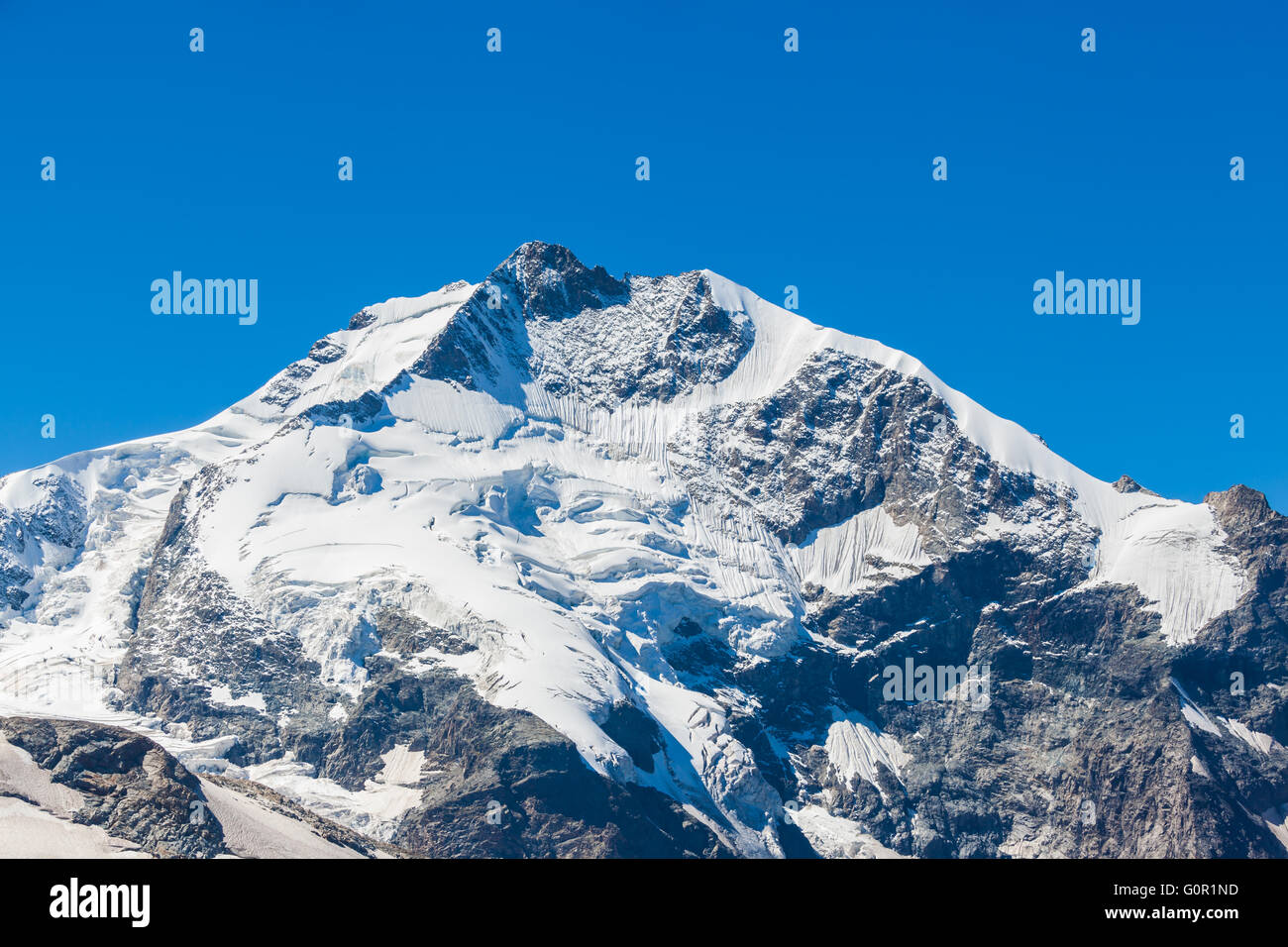 Compte tenu de la proximité de Piz Bernina Diavolezza sur une journée ensoleillée. C'est la la plus haute montagne dans les Alpes orientales et en C Banque D'Images