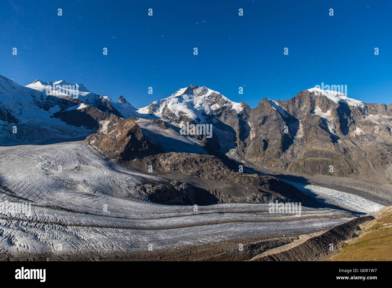 Vue nocturne de la Bernina et le glacier Morteratsch massive à la maison de la montagne Diavolezza, Engadine en Suisse. Banque D'Images