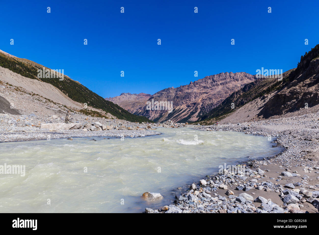 Belle vue sur Alpes Livigno il des Alpes suisses y compris Piz Albris dans la vallée avec la rivière de la glace fondante de Mo Banque D'Images