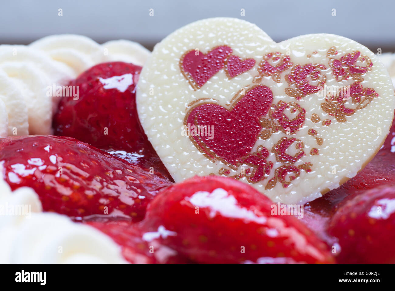 Vue rapprochée de gâteau aux fraises avec forme de coeur chocolats pour la Saint-Valentin Banque D'Images