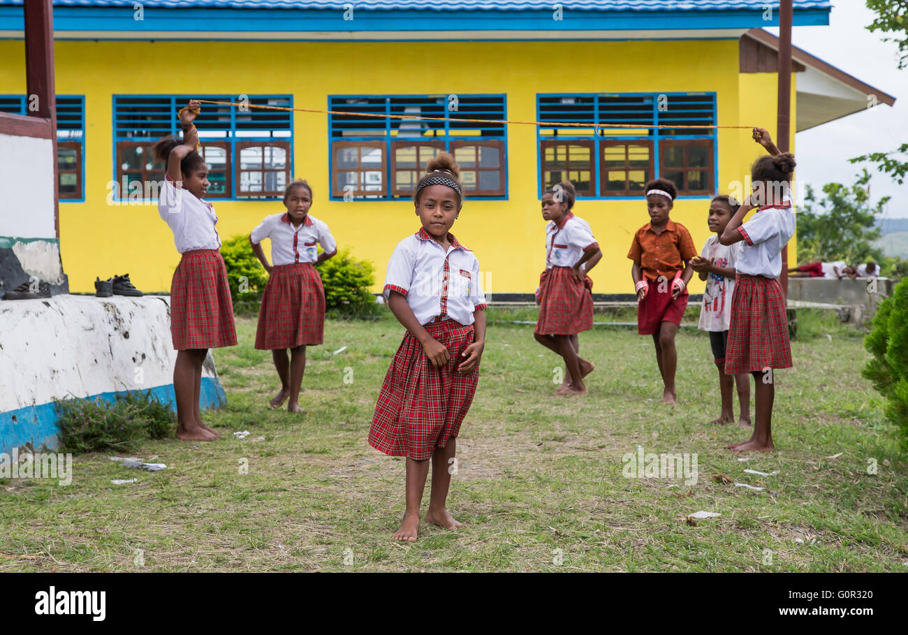 JAYAPURA, en Papouasie occidentale, INDONÉSIE - CIRCA FÉVRIER 2016 : Schoolkids playig en dehors de l'école au cours d'une pause Banque D'Images