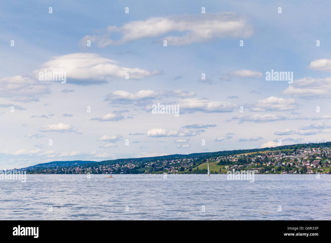 Vue panoramique sur le lac de Zurich avec de beaux nuages. Banque D'Images