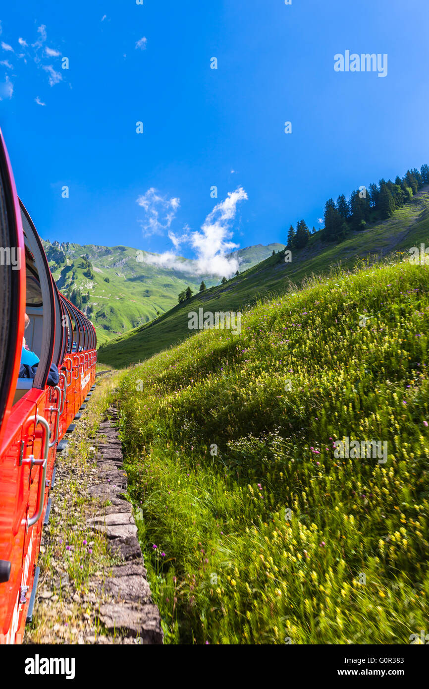Belle vue sur les Alpes sur le train à vapeur vers le Brienzer Rothorn, sur l'Oberland bernois, en Suisse. Banque D'Images