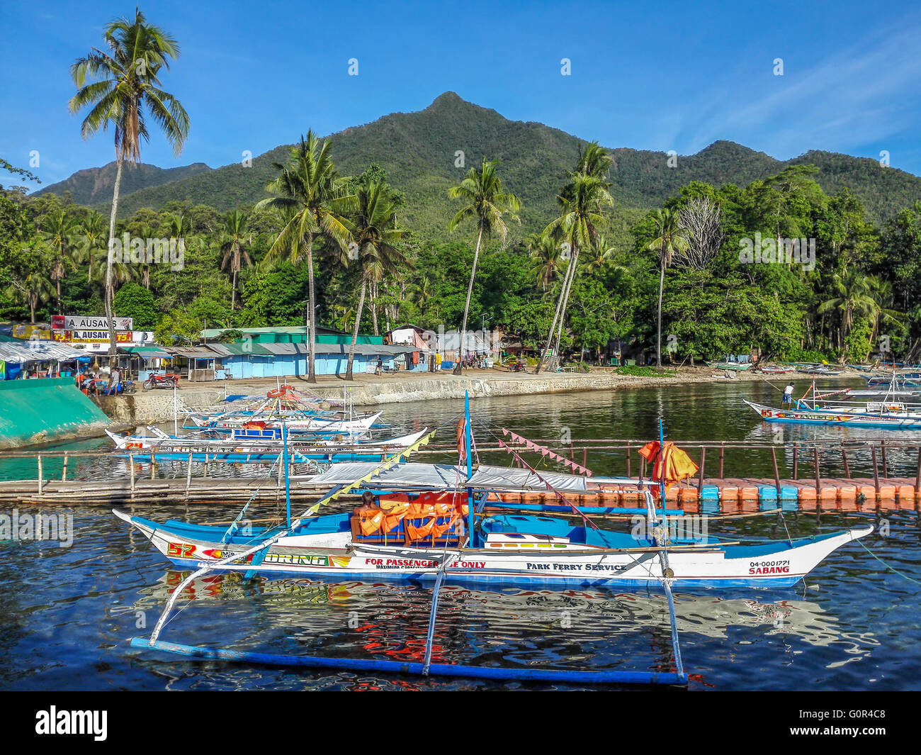 Philippines Palawan Sabang bateaux amènent les touristes à la rivière souterraine, l'une des 7 merveilles naturelles du monde. Banque D'Images