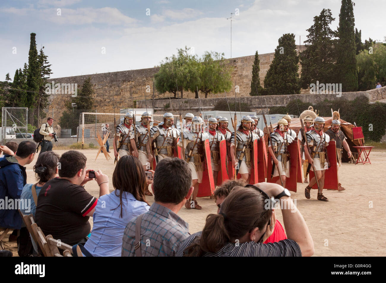 Legionairres romain marching durant un exercice recréé au cours de la fête annuelle "Tarraco Viva', Tarragone, Catalogne, Espagne Banque D'Images