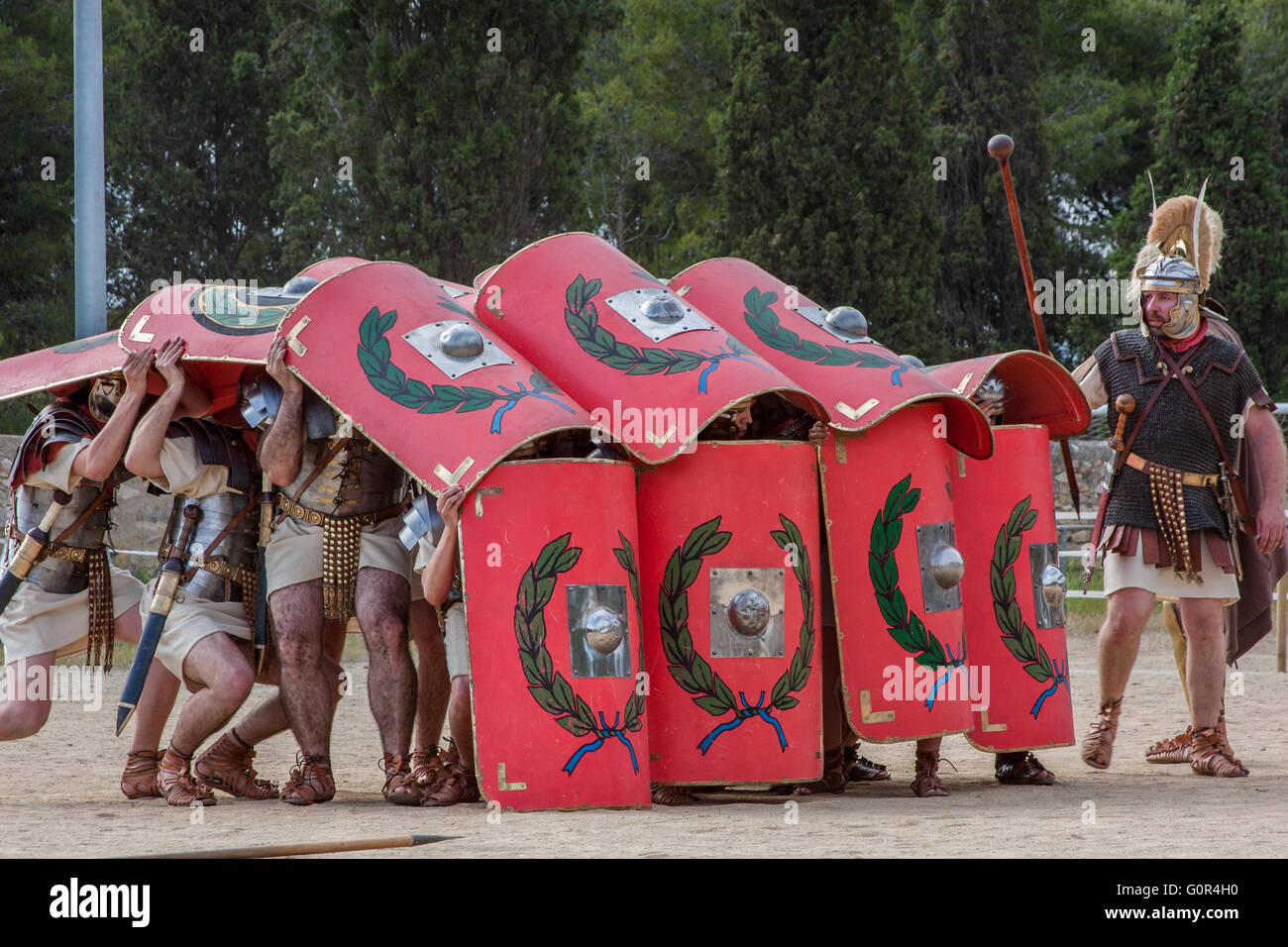 Reconstitution des légionnaires romains vivent dans la position de combat défensif pendant les "Tarraco Viva' Festival, Tarragone, Catalogne, Espagne. Banque D'Images