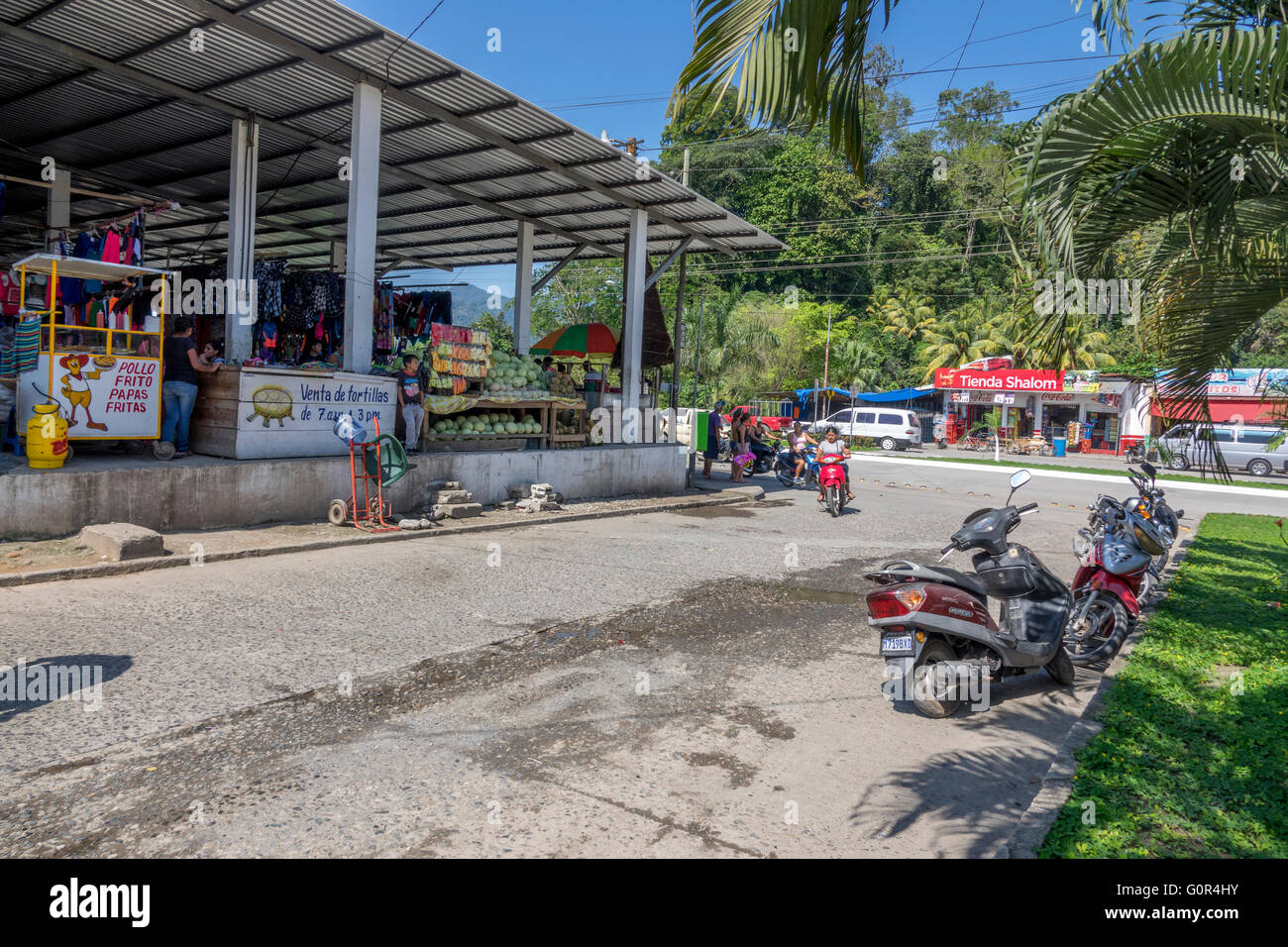 Le Marché Central Municipal à Santo Tomas de Castilla, le Honduras vend des fruits et légumes ainsi que des articles ménagers Banque D'Images