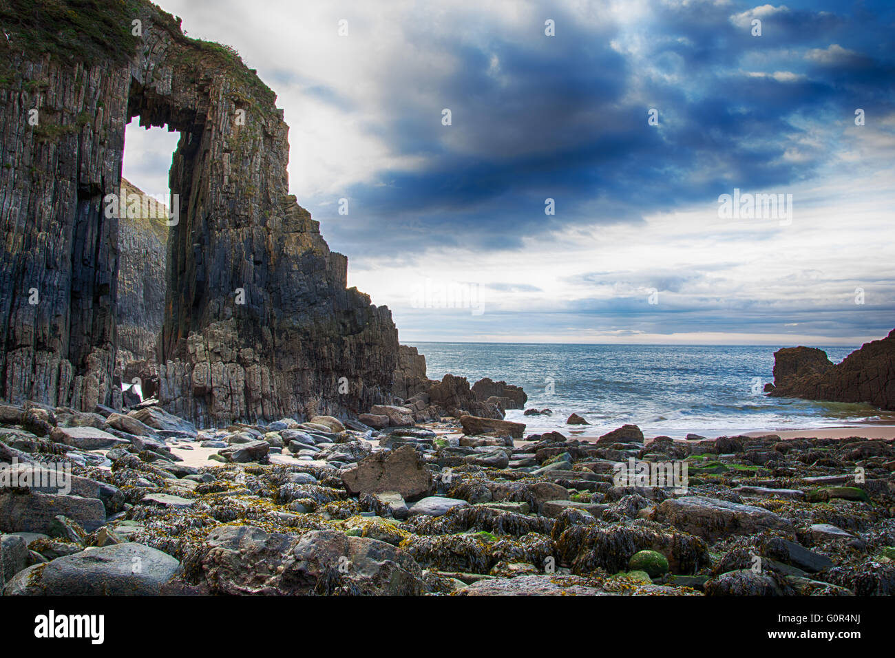 Portes de l'église rock formation in Skrinkle Haven cove avec lave-surf sur les roches, Lydstep, Pembrokeshire, Pays de Galles, , Europe Banque D'Images