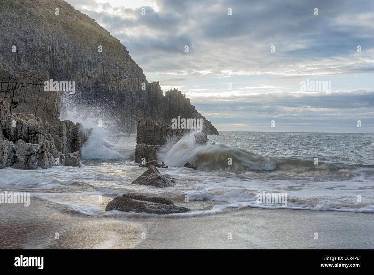 Portes de l'église rock formation in Skrinkle Haven cove avec lave-surf sur les roches, Lydstep, Pembrokeshire, Pays de Galles, , Europe Banque D'Images