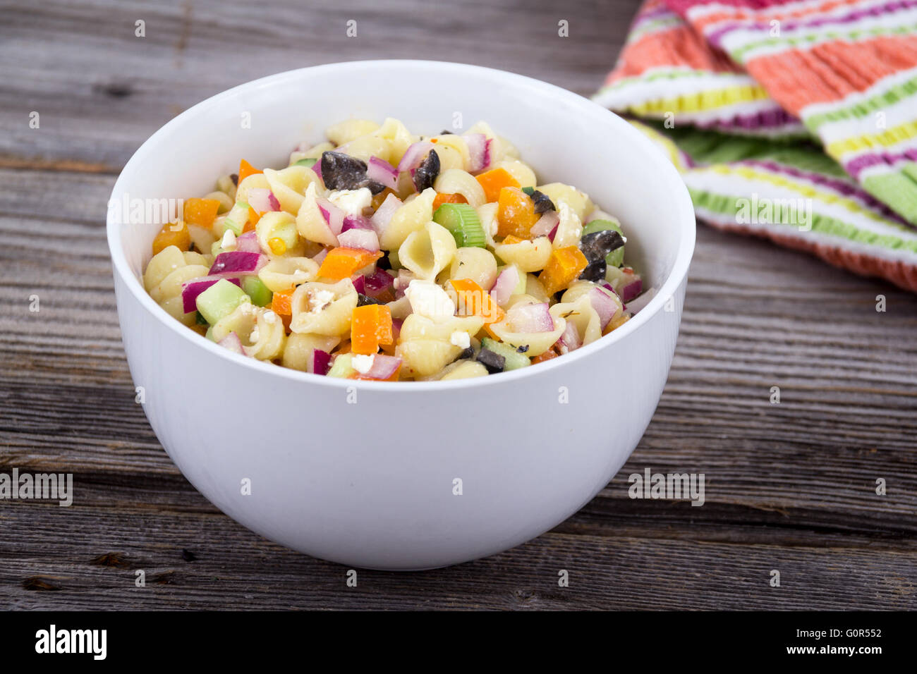 Salade De Pates D Ete Delicieux Sur La Table Rustique De Feta Et L