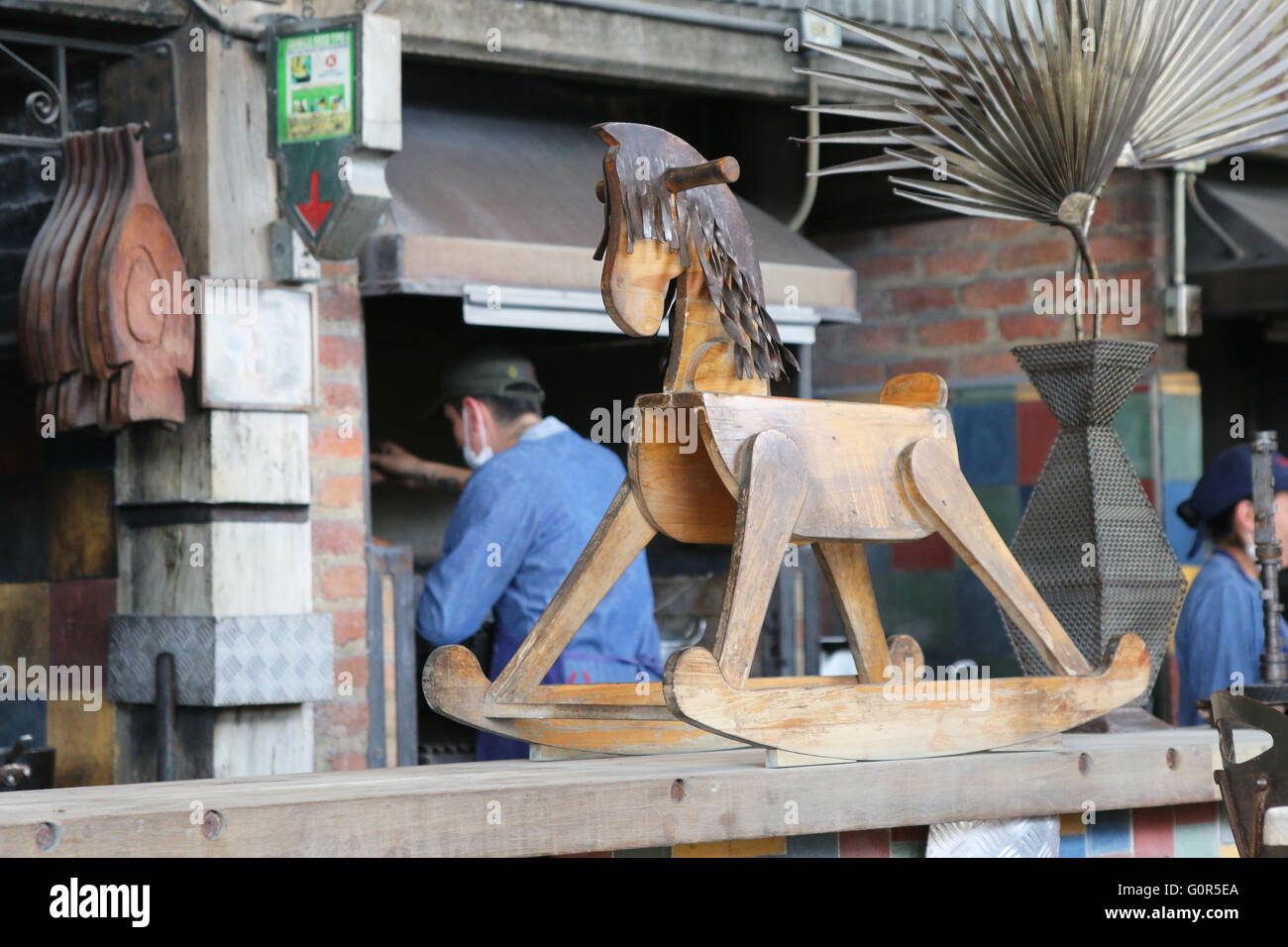 Jouet cheval en bois debout dans un compteur. Banque D'Images